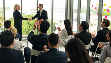 Transmisión corporativo de capacitación empresarial en Monterrey con branding en pantalla.