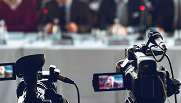 Streaming corporativo de conferencia de prensa en Monterrey con branding en pantalla.