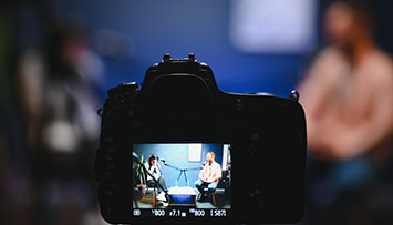 Streaming corporativo de podcast en Monterrey con branding en pantalla.