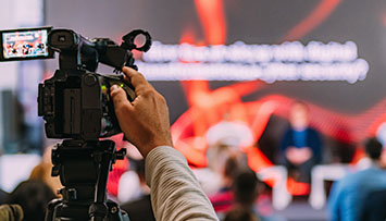 Streaming corporativo de reunión empresarial en Monterrey con branding en pantalla.