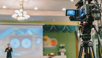 Streaming corporativo de conferencia empresarial en Monterrey con branding en pantalla.