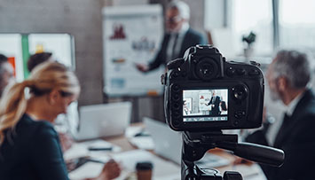 Streaming corporativo de conferencia empresarial en Monterrey con branding en pantalla.