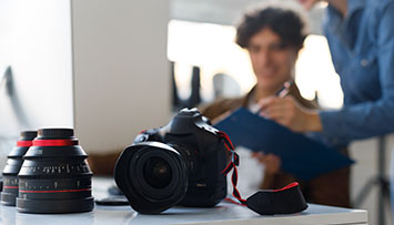 Retrato corporativo de ejecutivo en empresa de Saltillo con fondo neutro.