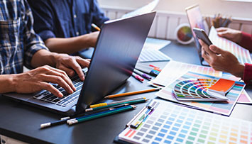 Página web institucional para universidad en Saltillo con integración multimedia.