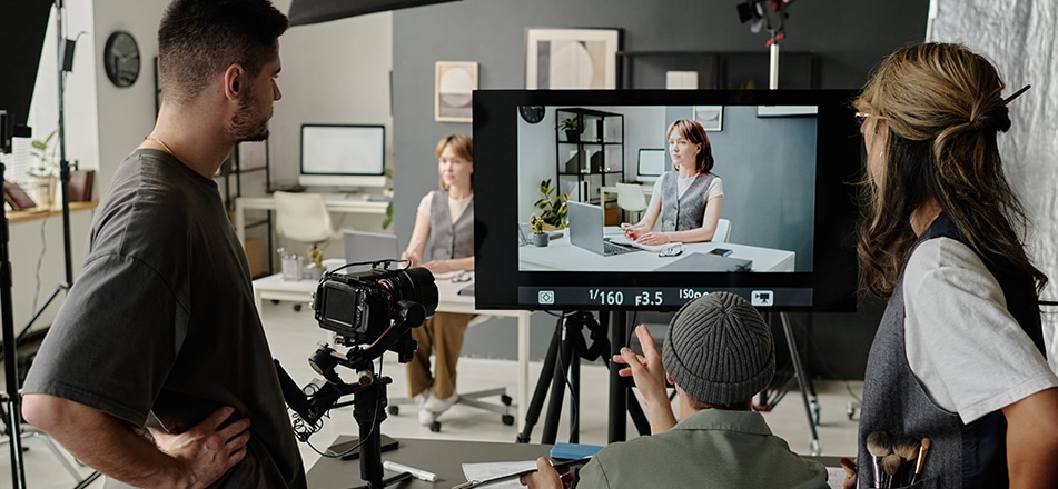 Equipo revisa en monitor la toma de una vocera durante la grabación.