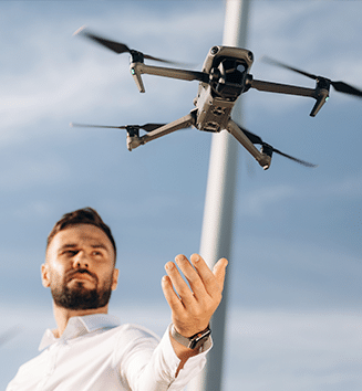 Operador profesional controlando dron en vuelo, servicio de fotografía y video aéreo en Saltillo